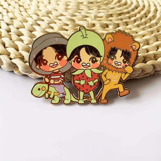 Pino de esmalte macio com brilho e impressão de tela Kpop para presentes vastos personalizados para roupas